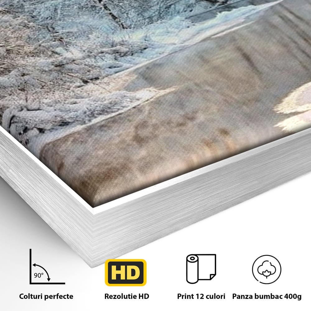 Detaliu al suprafetei: tablou canvas cu peisaj de iarna pe rau, in rama de aluminiu argintiu