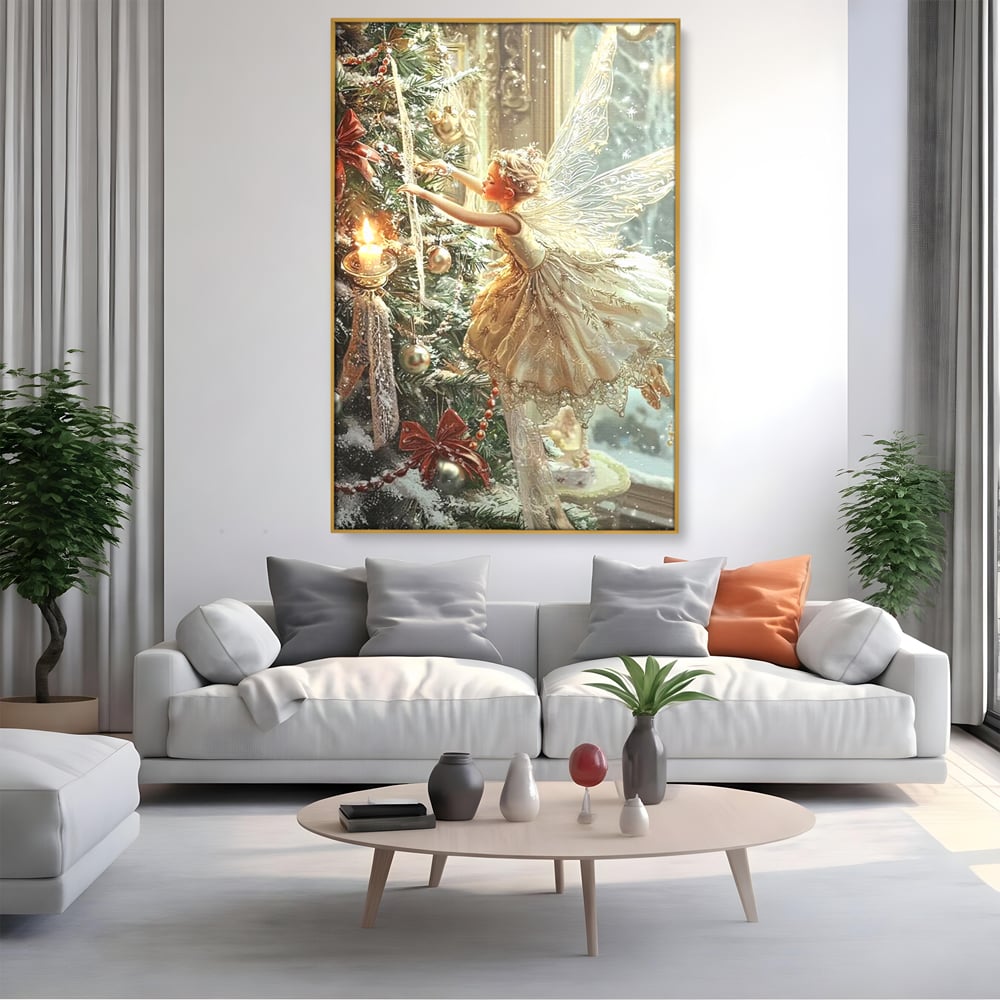Tablou canvas cu pictura cu zana printre crengile bradului, in rama de aluminiu auriu, pe perete intr-un living