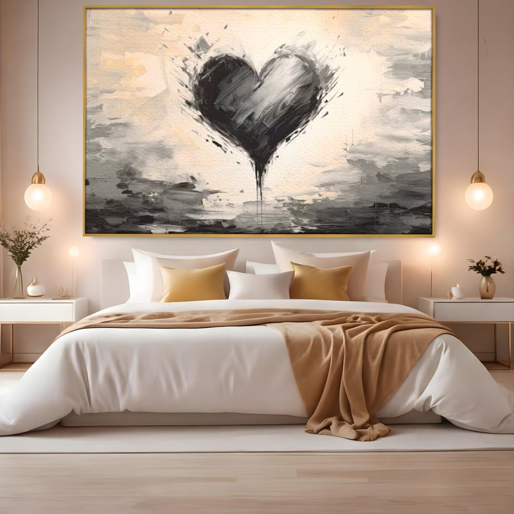 Tablou canvas cu tablou abstract cu inima neagra, in rama de aluminiu auriu, pe perete intr-un dormitor