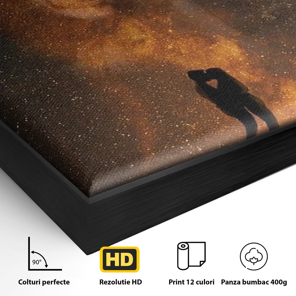 Detaliu al suprafetei: tablou canvas cu siluete de indragostiti si constelatii, in rama de aluminiu negru