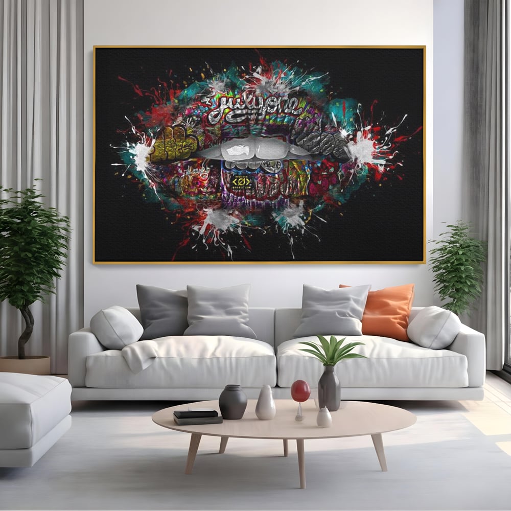 Tablou canvas cu tablou canvas cu buze grafitti, in rama de aluminiu auriu, pe perete intr-un living