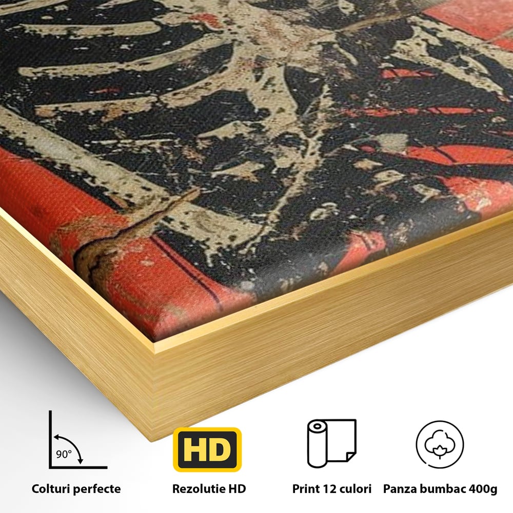 Detaliu al suprafetei: tablou canvas cu schelet si carte de joc, in rama de aluminiu auriu