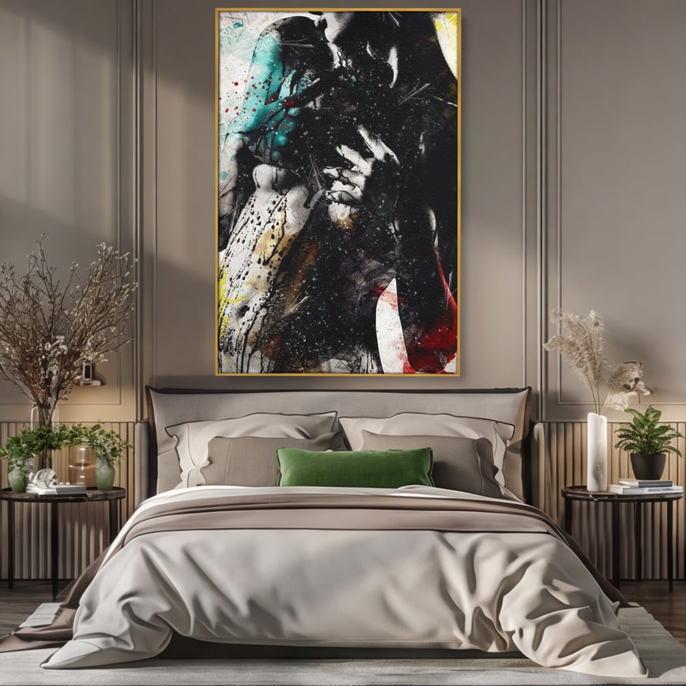Tablou canvas cu tablou canvas cu silueta feminina si culori abstracte, in rama de aluminiu auriu, pe perete intr-un dormitor