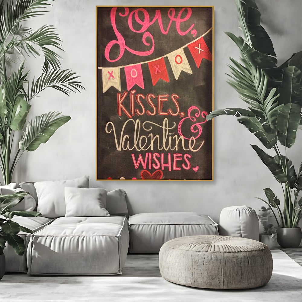 Tablou canvas cu tablou canvas cu mesaj de dragoste scris cu creta, in rama de aluminiu auriu, pe perete intr-un living