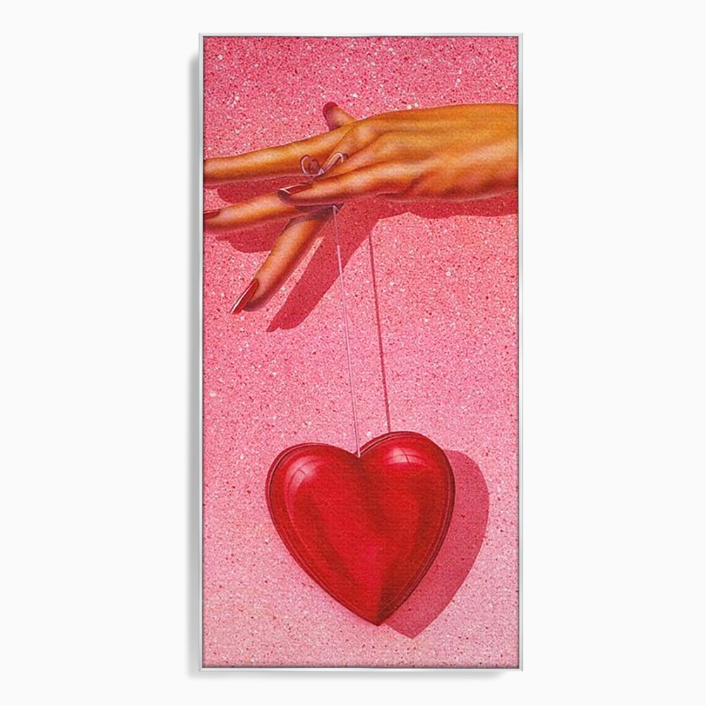 Tablou canvas cu ilustratie cu mana care tine o inima rosie, in rama de aluminiu argintiu
