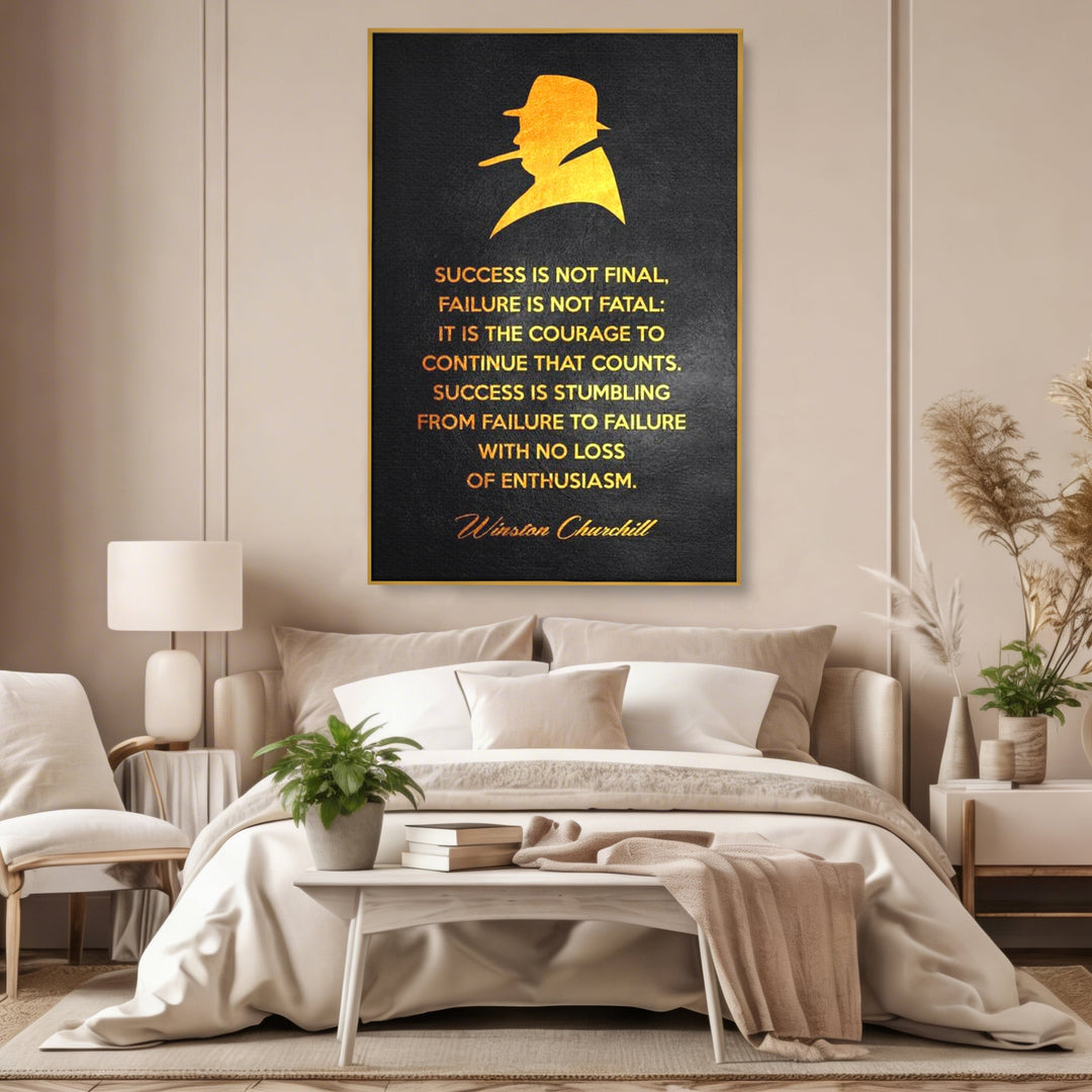 Tablou canvas cu tablou canvas cu winston churchill si citat, in rama de aluminiu auriu, pe perete intr-un dormitor