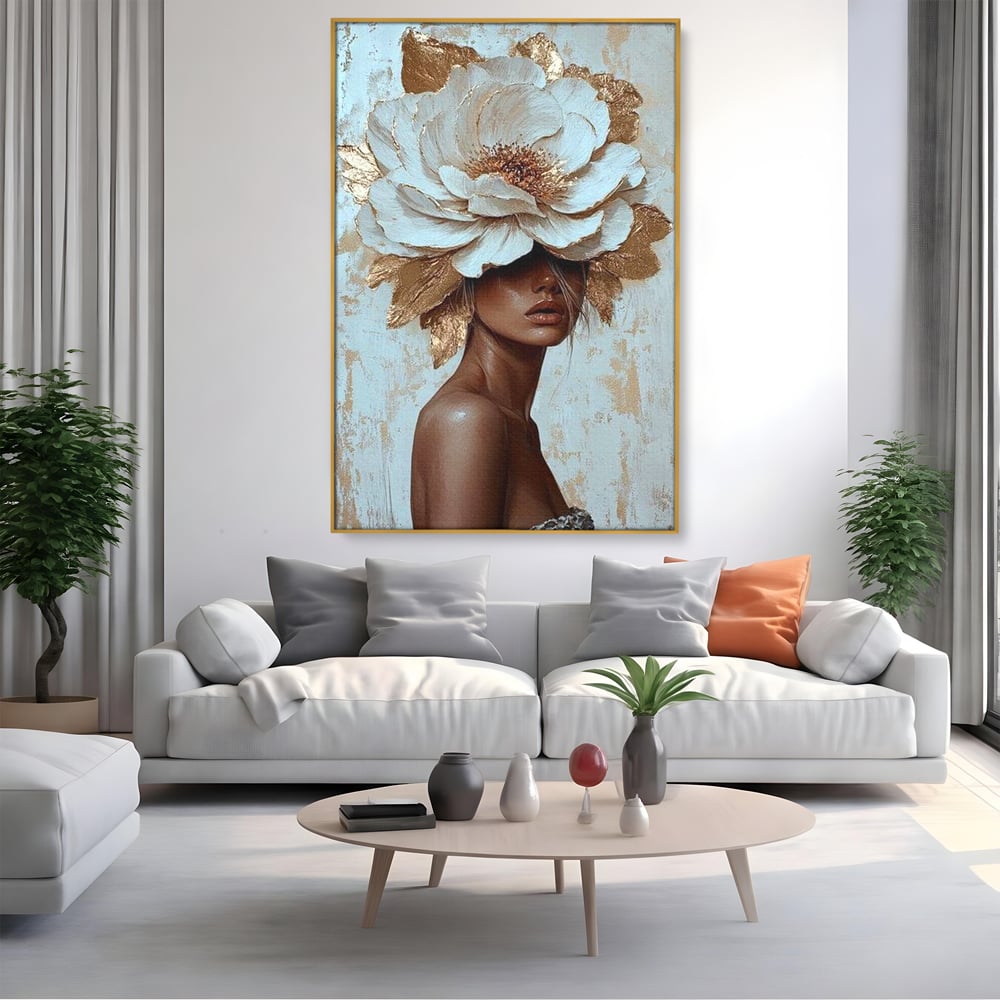 Tablou canvas cu tablou canvas cu portret si floare aurie, in rama de aluminiu auriu, pe perete intr-un living