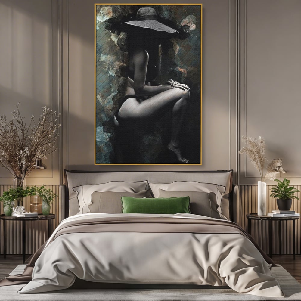 Tablou canvas cu tablou canvas cu silueta feminina, in rama de aluminiu auriu, pe perete intr-un dormitor