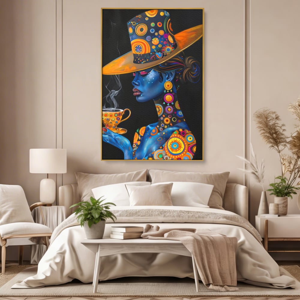 Tablou canvas cu tablou canvas cu portretul unei femei albastre, in rama de aluminiu auriu, pe perete intr-un dormitor