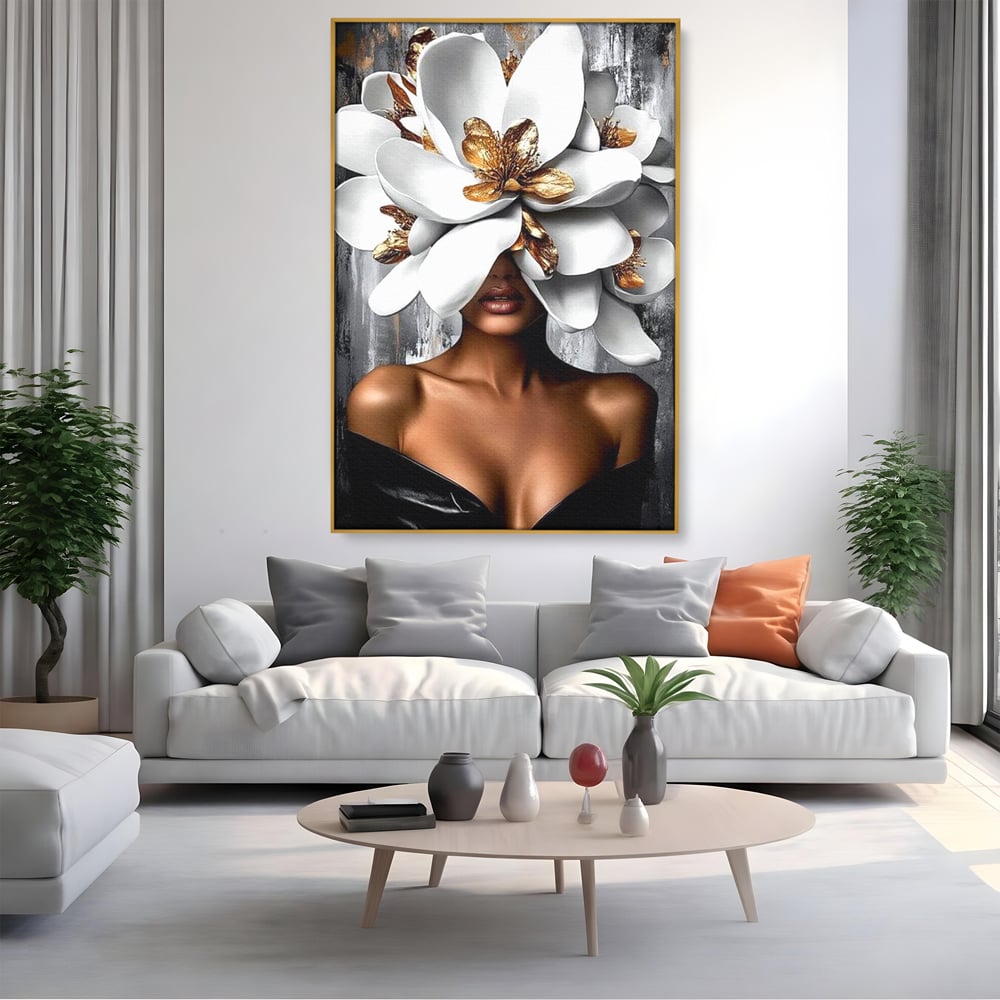 Tablou canvas cu tablou canvas cu femeie si magnolie alba, in rama de aluminiu auriu, pe perete intr-un living