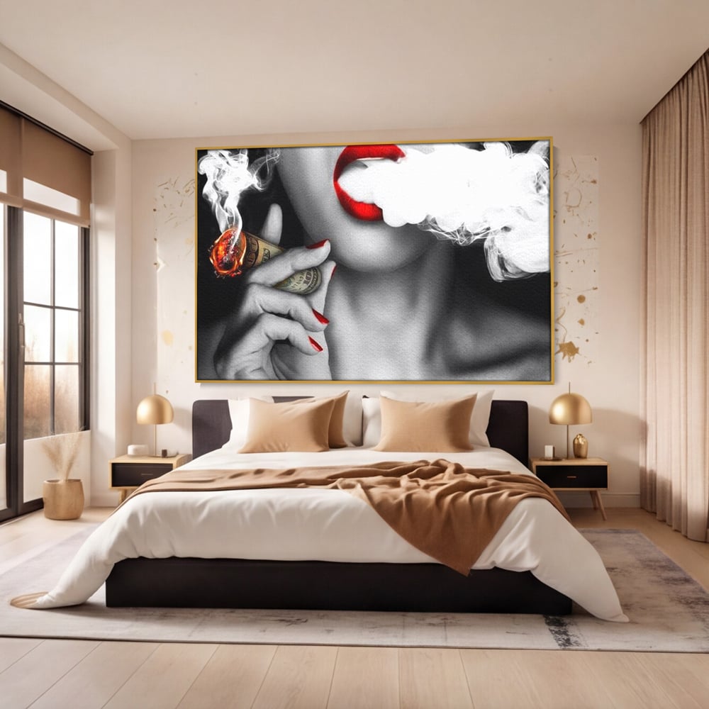 Tablou canvas cu tablou canvas cu buze rosii si tigara de bani, in rama de aluminiu auriu, pe perete intr-un dormitor