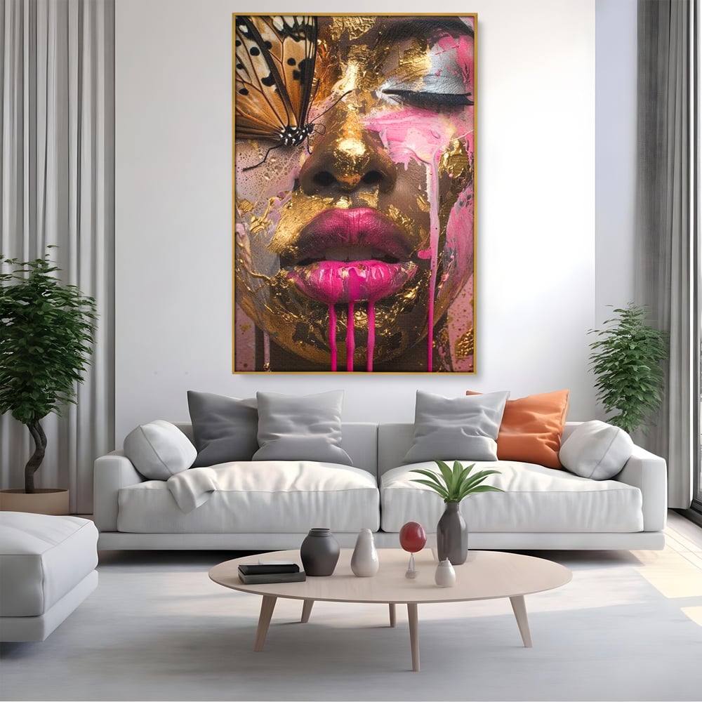 Tablou canvas cu tablou canvas cu portret artistic de femeie, in rama de aluminiu auriu, pe perete intr-un living