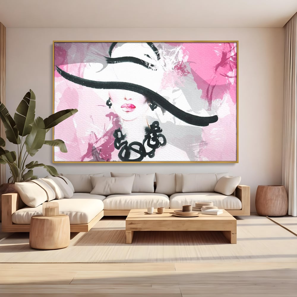 Tablou canvas cu ilustratie digitala cu femeie eleganta cu palarie si colier, in rama de aluminiu auriu, pe perete intr-un living