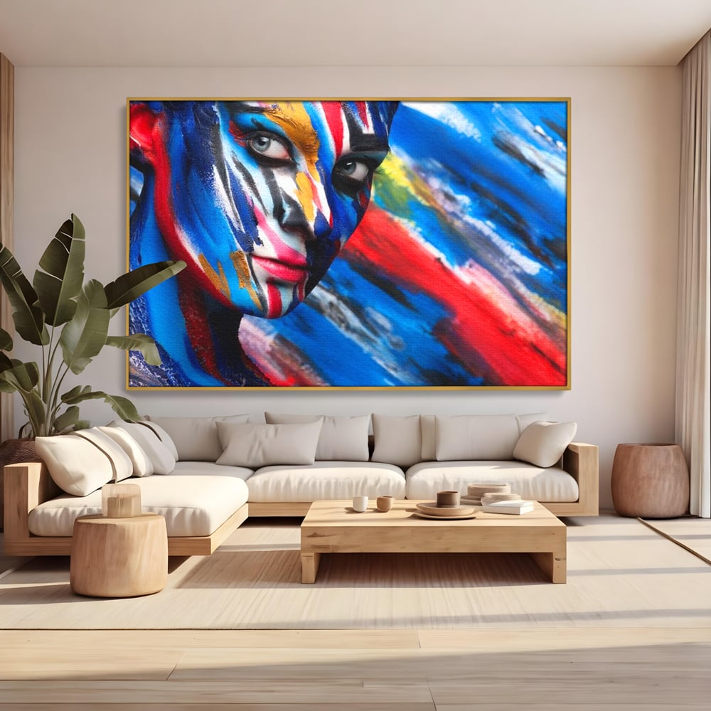 Tablou canvas cu tablou canvas cu fata de femeie pictata, in rama de aluminiu auriu, pe perete intr-un living