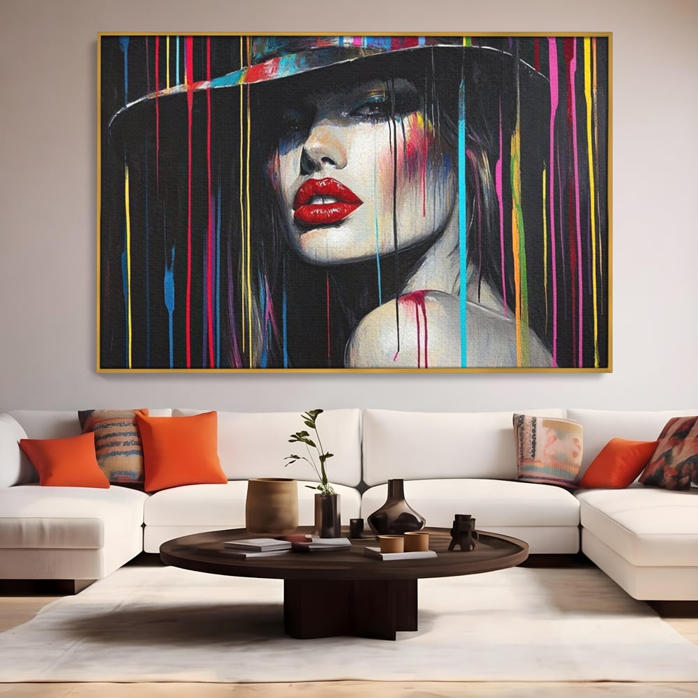 Tablou canvas cu tablou canvas cu portret de femeie si buze rosii, in rama de aluminiu auriu, pe perete intr-un living