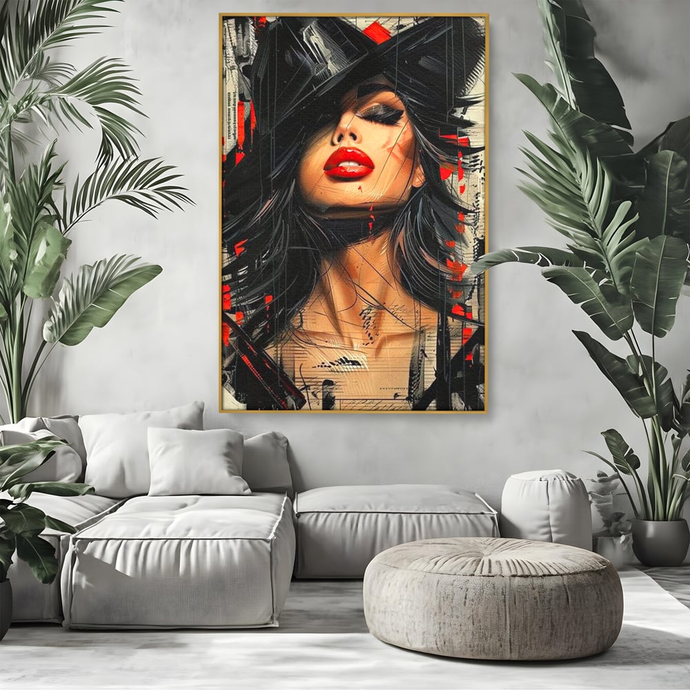 Tablou canvas cu tablou canvas cu portret stilizat de femeie, in rama de aluminiu auriu, pe perete intr-un living