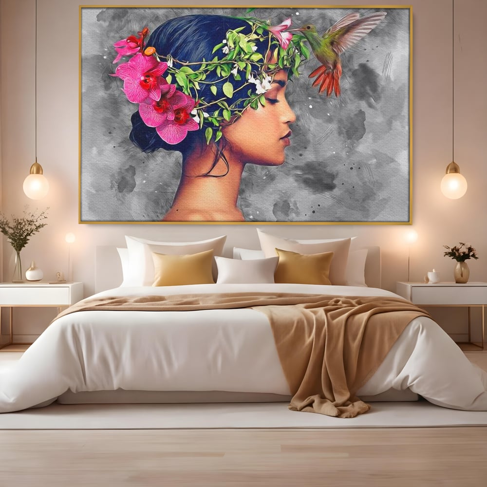 Tablou canvas cu tablou canvas cu portret de femeie si colibri, in rama de aluminiu auriu, pe perete intr-un dormitor