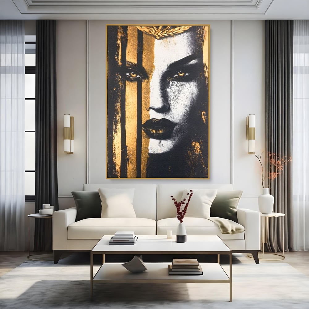 Tablou canvas cu tablou canvas cu portret feminin si foita de aur, in rama de aluminiu auriu, pe perete intr-un living
