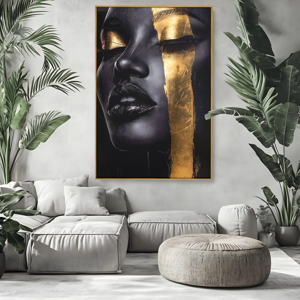 Tablou canvas cu tablou canvas cu chip de femeie, in rama de aluminiu auriu, pe perete intr-un living