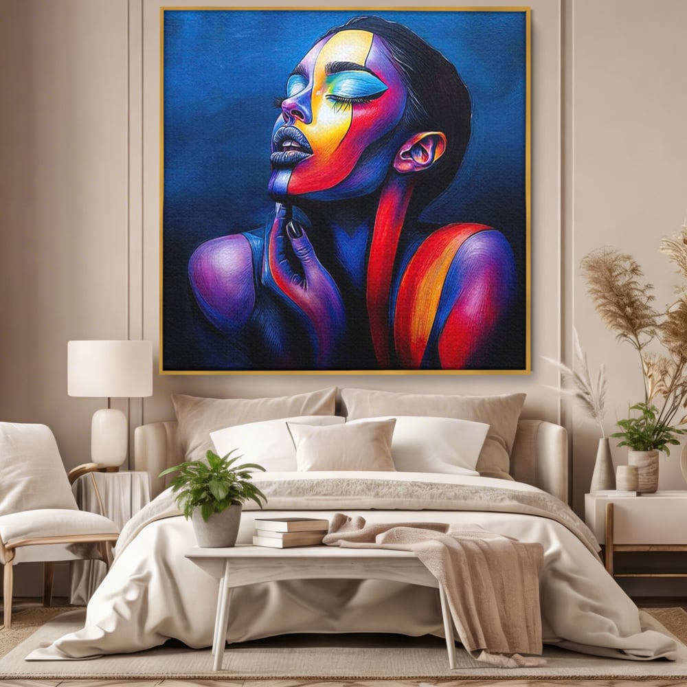 Tablou canvas cu tablou canvas cu chip de femeie colorat, in rama de aluminiu auriu, pe perete intr-un dormitor