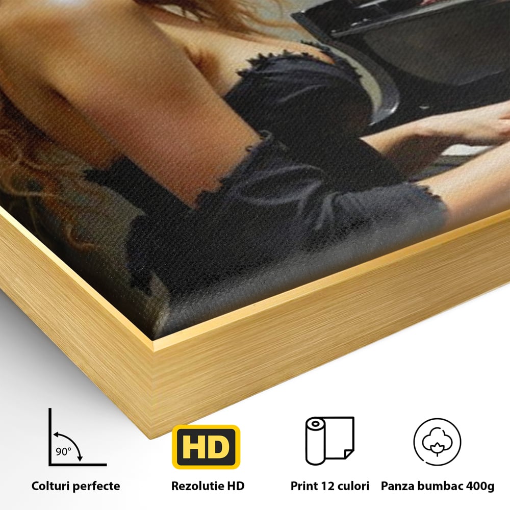 Detaliu al suprafetei: tablou canvas cu femeie blonda la pian, in rama de aluminiu auriu