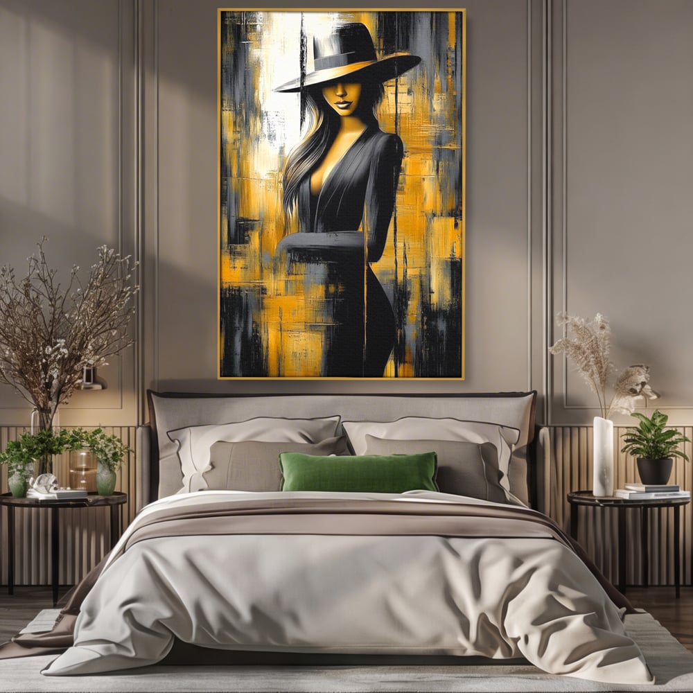 Tablou canvas cu tablou canvas cu silueta feminina si palarie, in rama de aluminiu auriu, pe perete intr-un dormitor