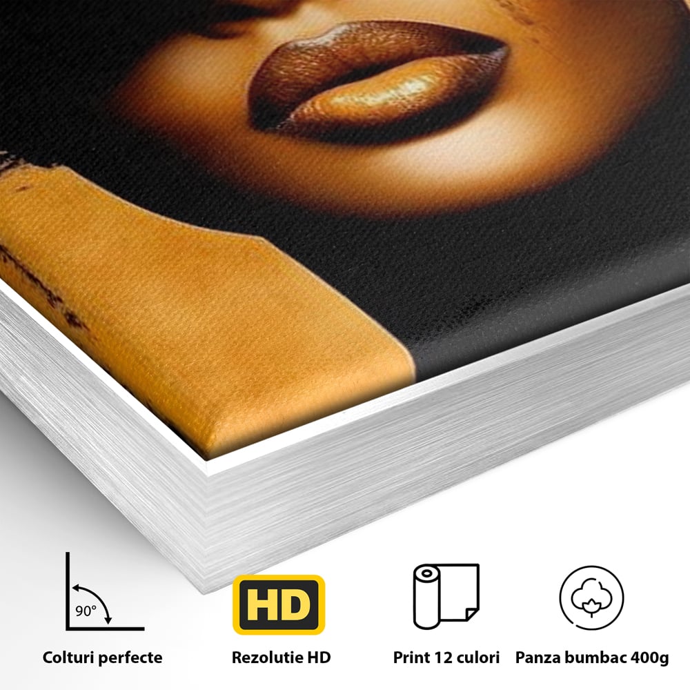 Detaliu al suprafetei: tablou canvas cu buze si palarie, in rama de aluminiu argintiu