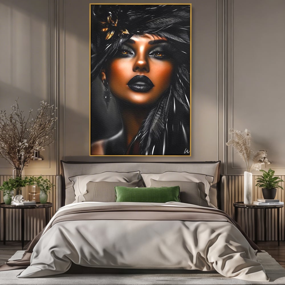 Tablou canvas cu tablou canvas cu portret artistic de femeie, in rama de aluminiu auriu, pe perete intr-un dormitor