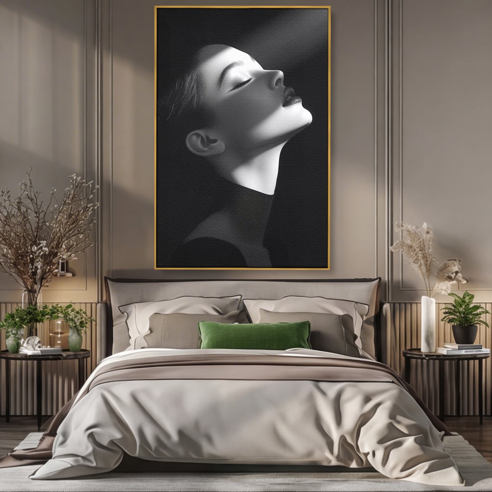 Tablou canvas cu tablou canvas portret alb-negru femeie, in rama de aluminiu auriu, pe perete intr-un dormitor