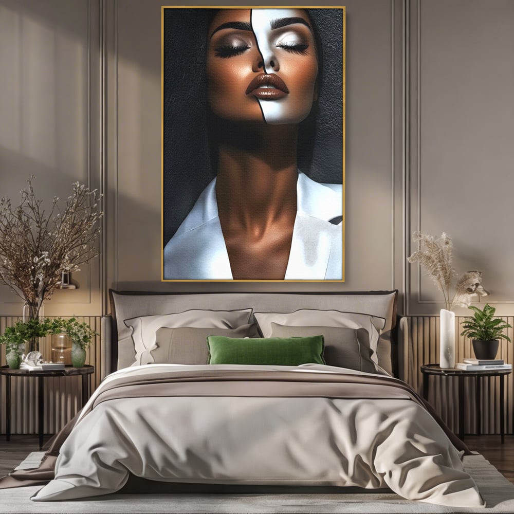 Tablou canvas cu tablou canvas cu portret dual de femeie, in rama de aluminiu auriu, pe perete intr-un dormitor