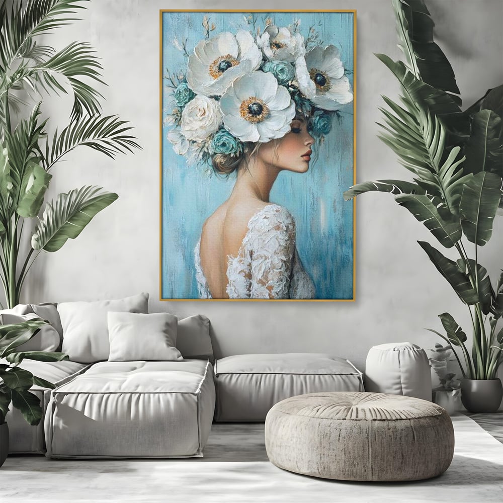 Tablou canvas cu tablou canvas cu femeie si flori, in rama de aluminiu auriu, pe perete intr-un living