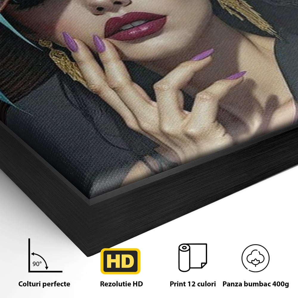 Detaliu al suprafetei: tablou canvas cu portret de femeie cu palarie si orhidee, in rama de aluminiu negru