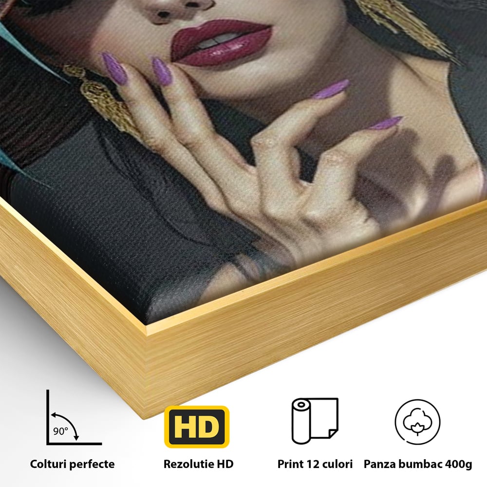 Detaliu al suprafetei: tablou canvas cu portret de femeie cu palarie si orhidee, in rama de aluminiu auriu