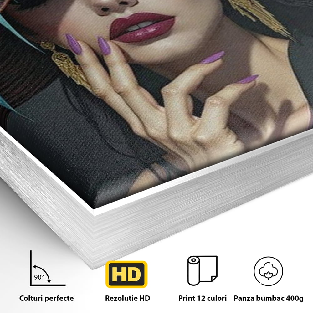 Detaliu al suprafetei: tablou canvas cu portret de femeie cu palarie si orhidee, in rama de aluminiu argintiu