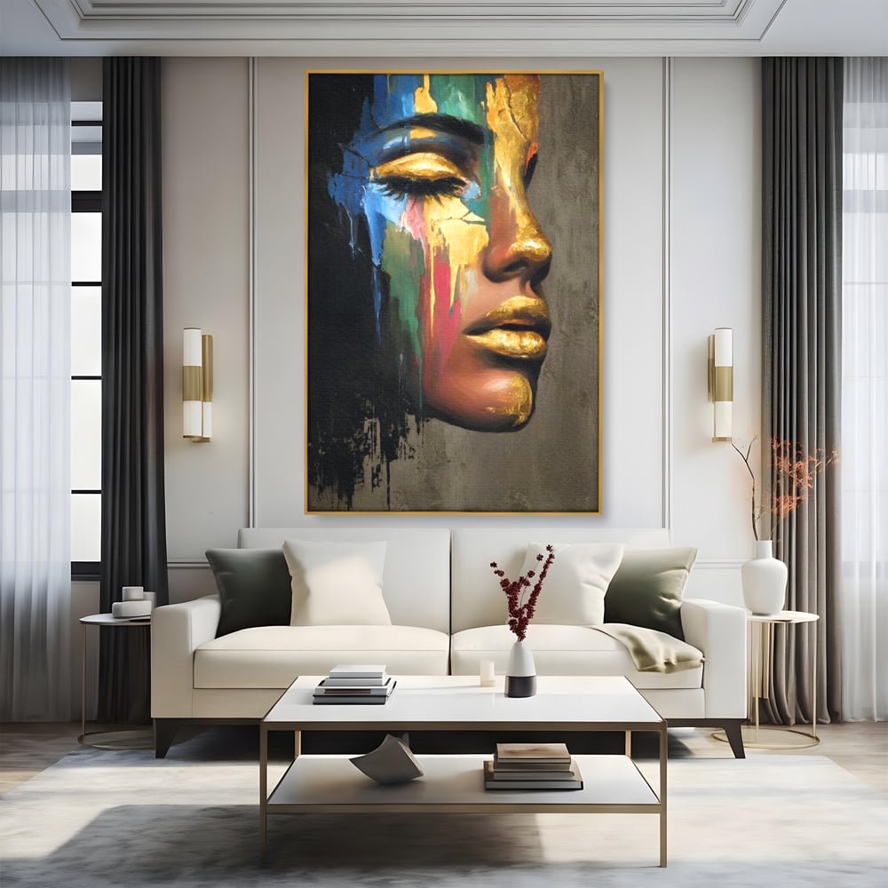Tablou canvas cu tablou canvas cu chip de femeie profil si foita de aur, in rama de aluminiu auriu, pe perete intr-un living