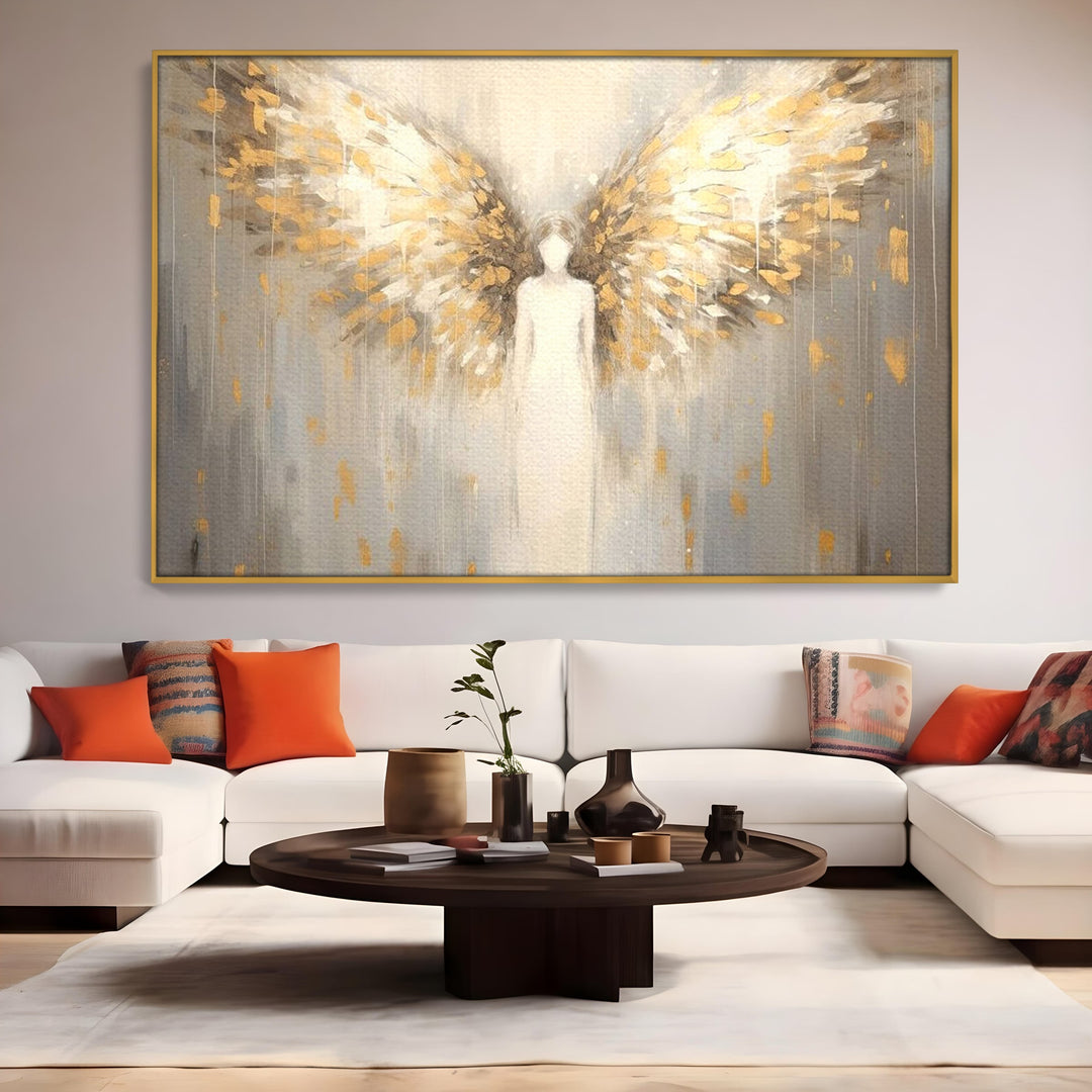 Tablou canvas cu tablou canvas cu inger si aripi aurite, in rama de aluminiu auriu, pe perete intr-un living