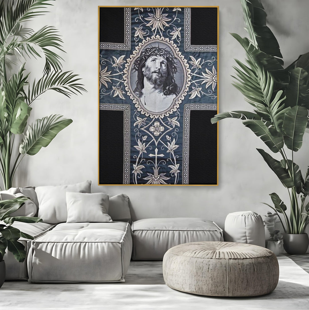 Tablou canvas cu tablou canvas cu chipul mantuitorului pe cruce, in rama de aluminiu auriu, pe perete intr-un living