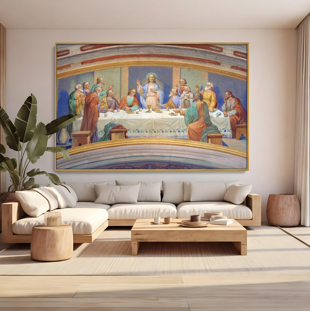 Tablou canvas cu pictura cina cea de taina, in rama de aluminiu auriu, pe perete intr-un living