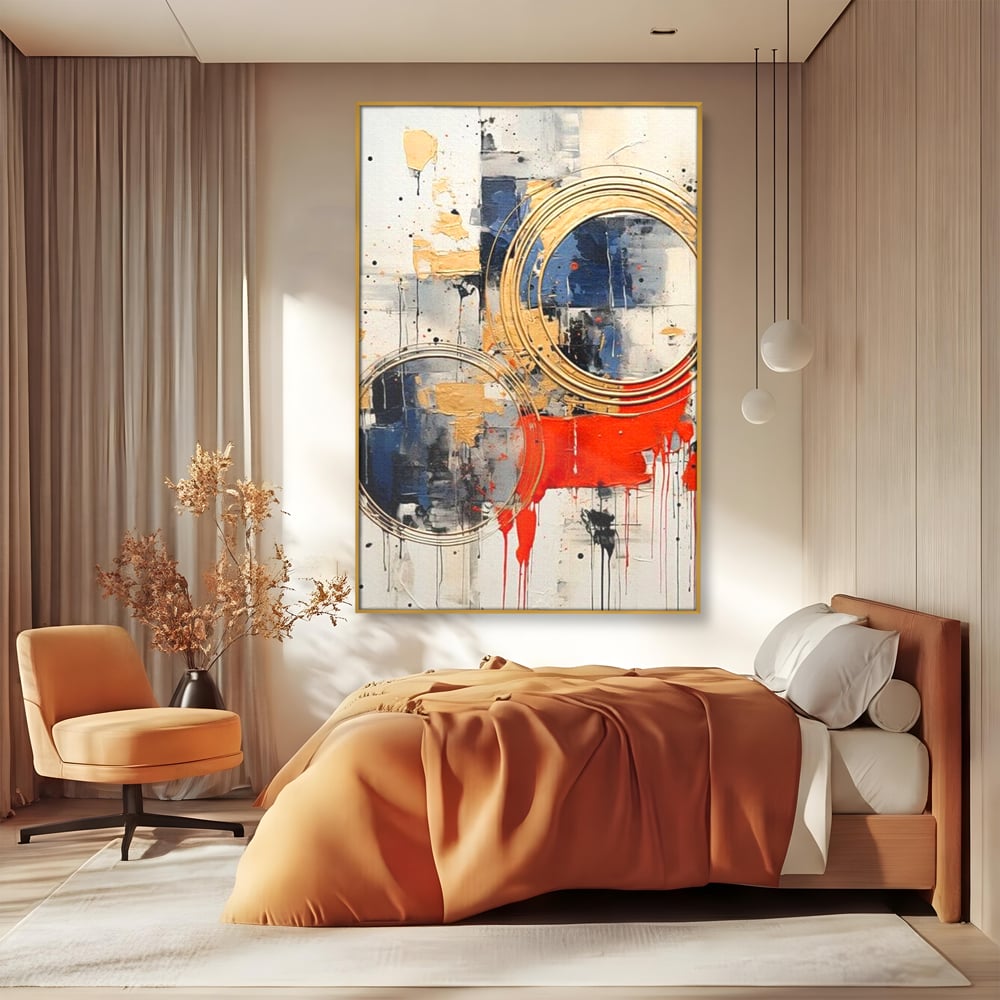 Tablou canvas cu tablou abstract cu cercuri aurii si tuse rosu aprins, in rama de aluminiu auriu, pe perete intr-un dormitor
