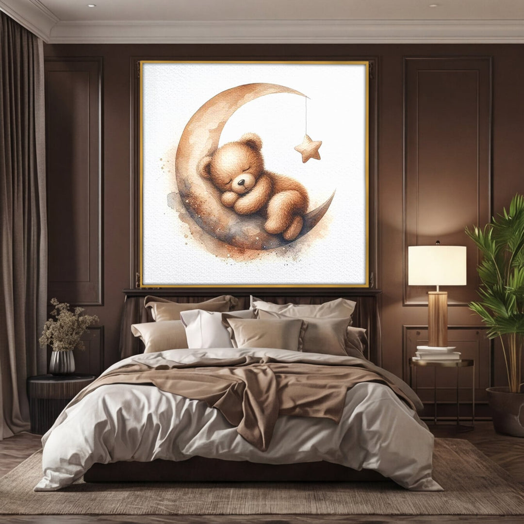 Tablou canvas cu ursulet pufos dormind pe semiluna, in rama de aluminiu auriu, pe perete intr-un dormitor