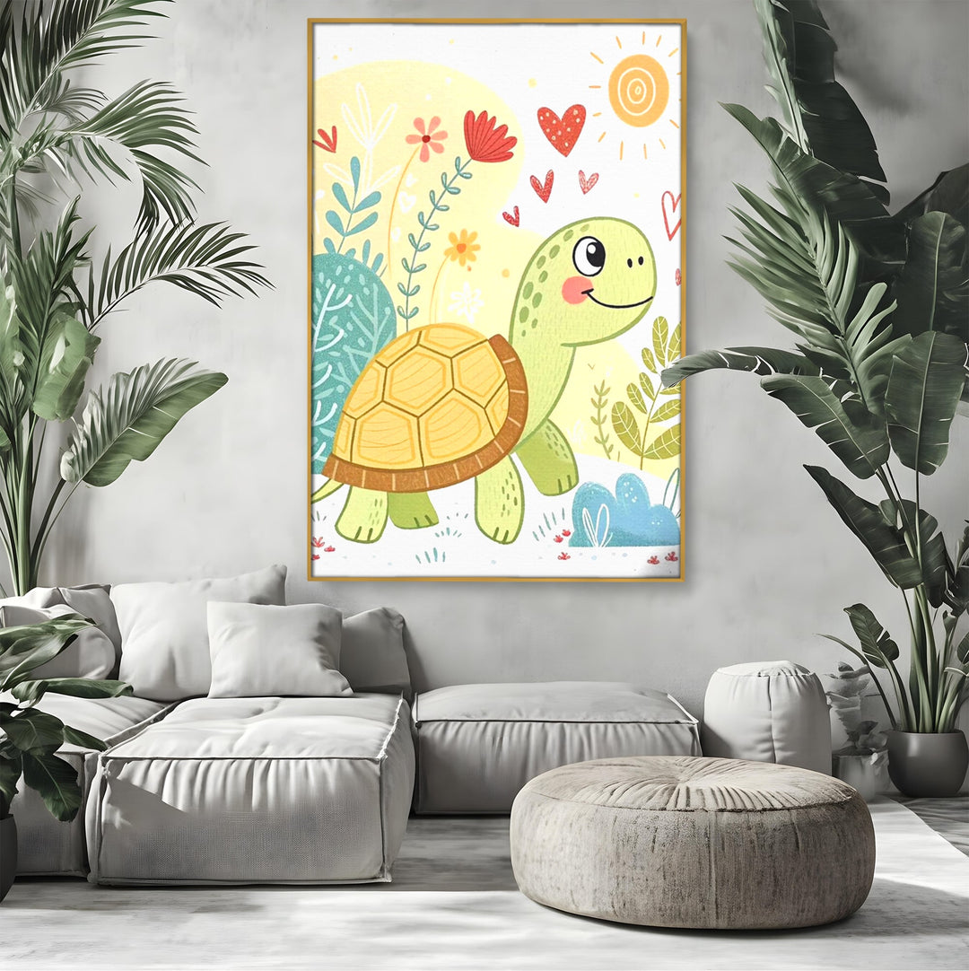 Tablou canvas cu ilustratie cu testoasa vesela printre flori, in rama de aluminiu auriu, pe perete intr-un living