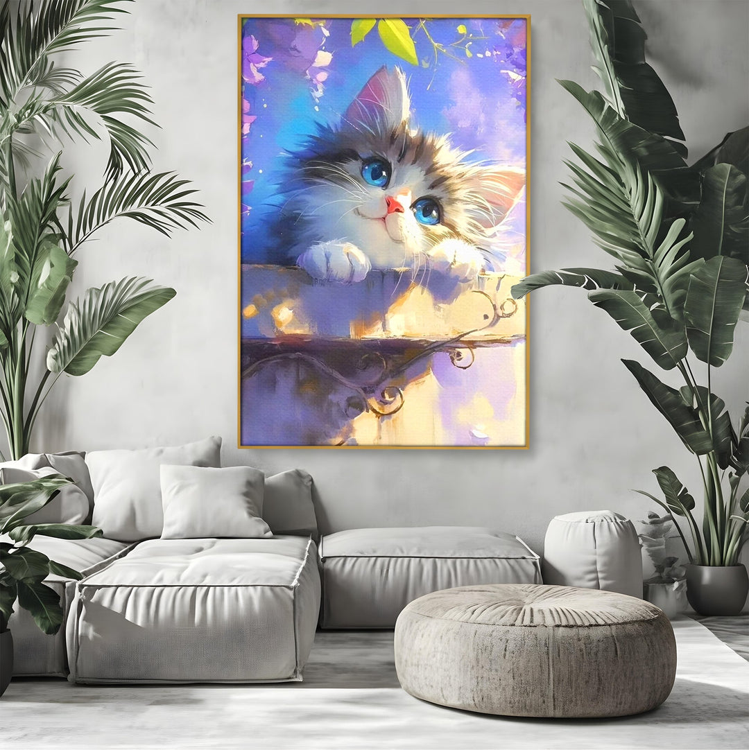 Tablou canvas cu tablou canvas cu pisica pufoasa, in rama de aluminiu auriu, pe perete intr-un living