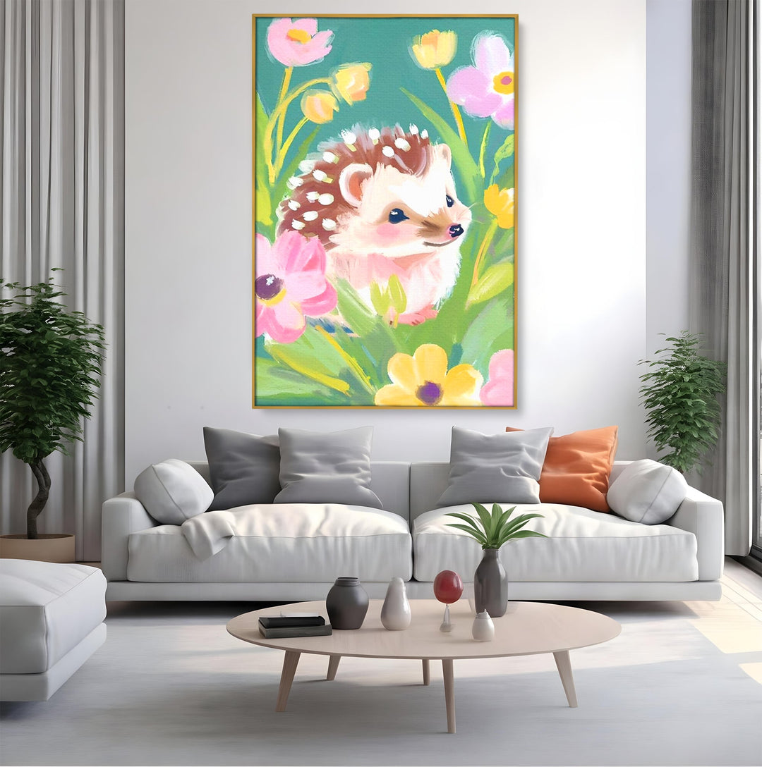 Tablou canvas cu tablou canvas cu arici si flori, in rama de aluminiu auriu, pe perete intr-un living