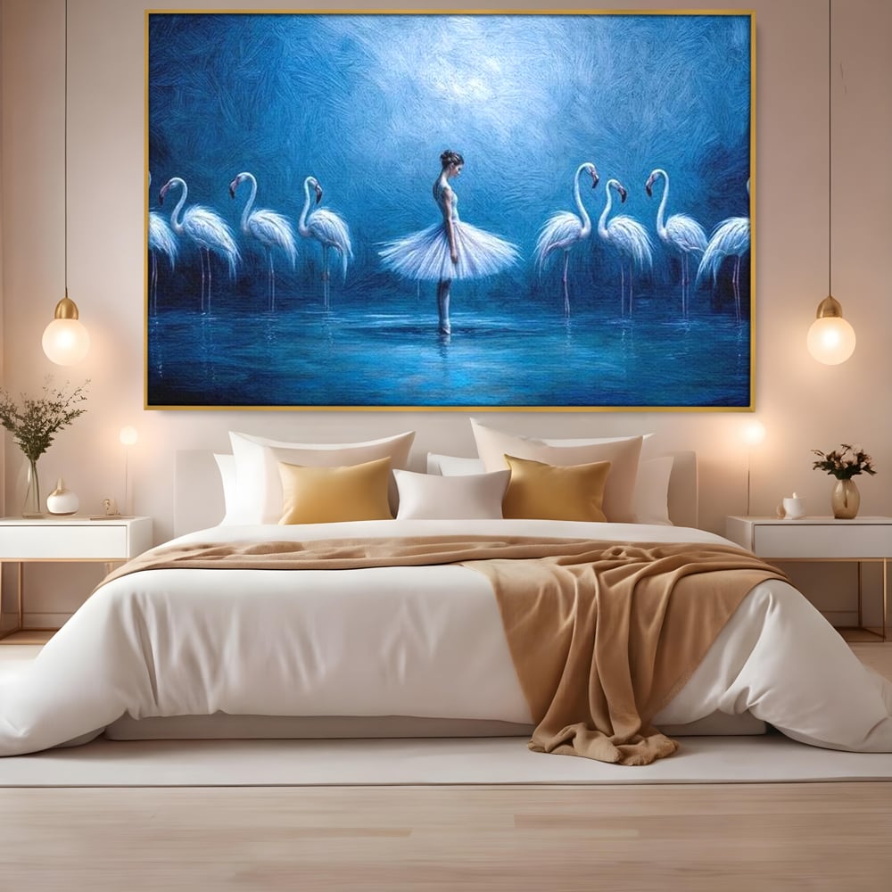 Tablou canvas cu tablou canvas cu balerina si flamingo, in rama de aluminiu auriu, pe perete intr-un dormitor
