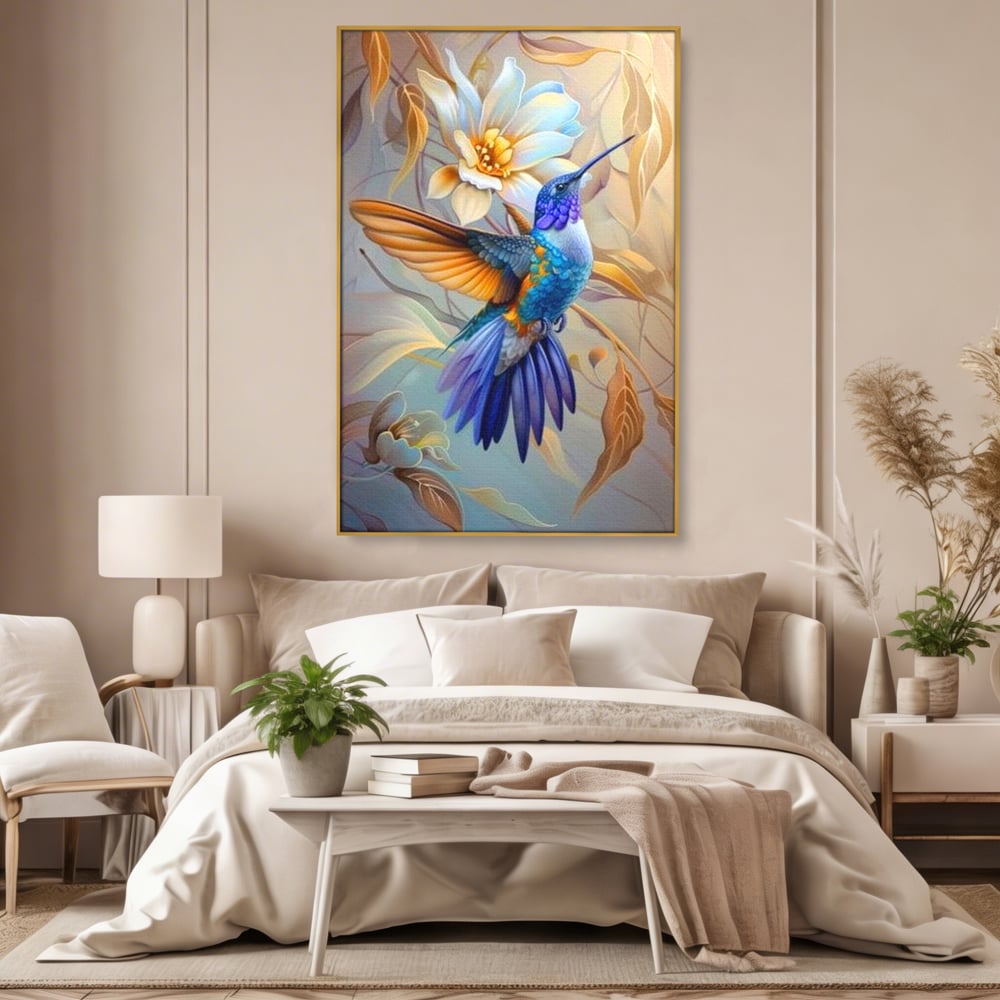 Tablou canvas cu tablou canvas cu pasare colibri in zbor, in rama de aluminiu auriu, pe perete intr-un dormitor