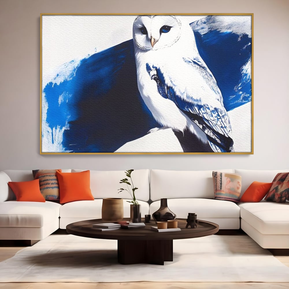 Tablou canvas cu tablou canvas cu bufnita alba, in rama de aluminiu auriu, pe perete intr-un living