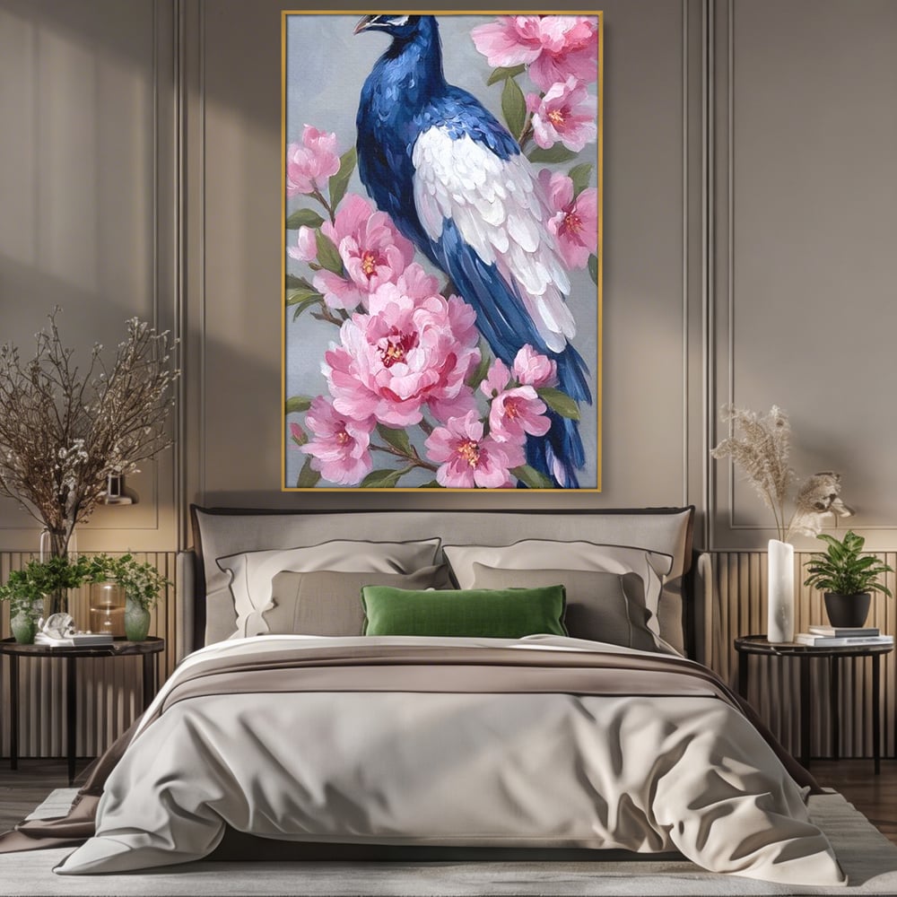 Tablou canvas cu tablou canvas cu paun si bujori roz, in rama de aluminiu auriu, pe perete intr-un dormitor