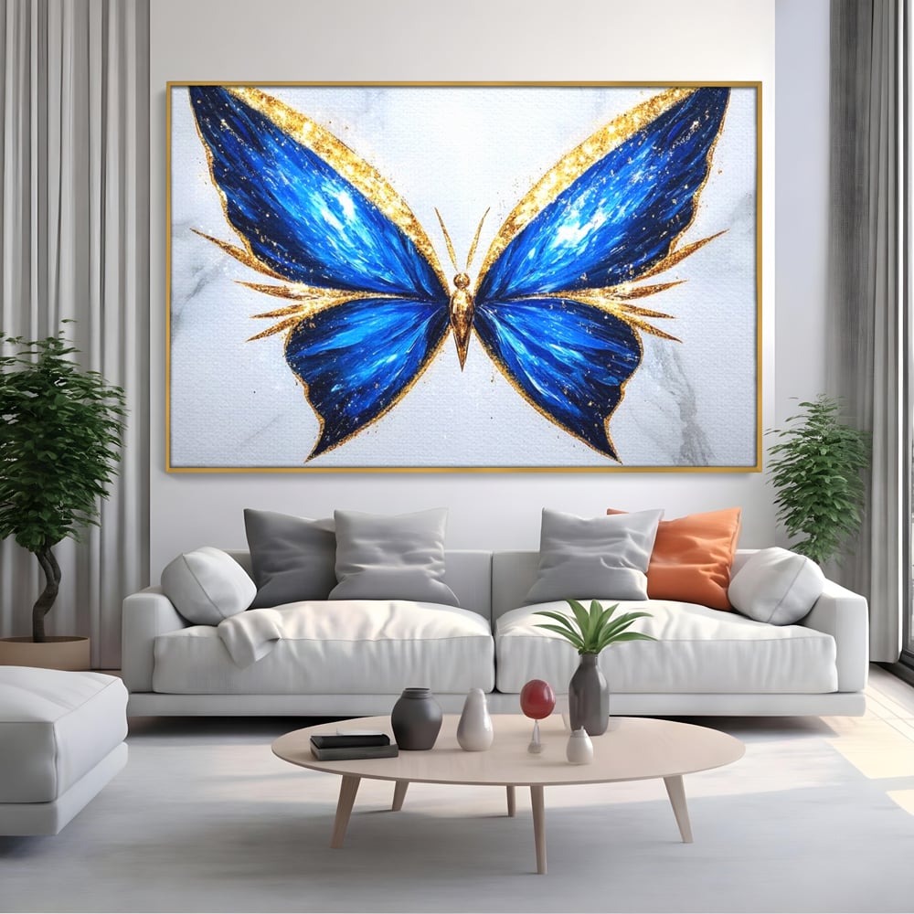 Tablou canvas cu tablou canvas cu fluture albastru, in rama de aluminiu auriu, pe perete intr-un living
