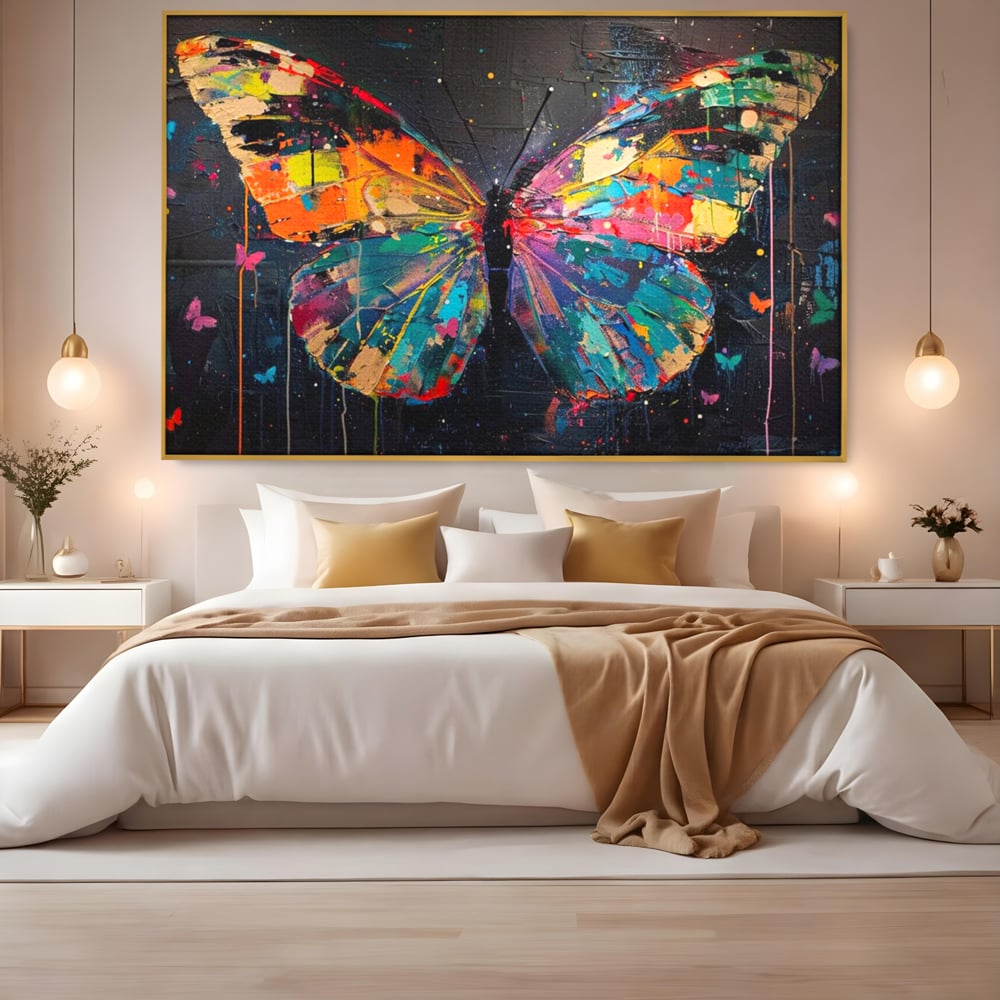 Tablou canvas cu tablou canvas cu fluture multicolor, in rama de aluminiu auriu, pe perete intr-un dormitor