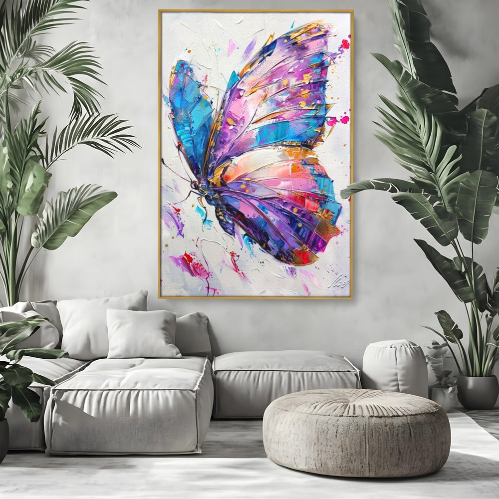 Tablou canvas cu tablou canvas cu fluture pictat in nuante de violet, in rama de aluminiu auriu, pe perete intr-un living